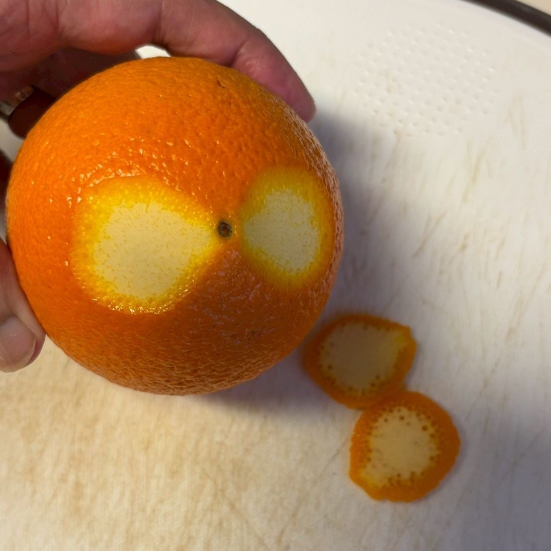 このポツを鼻に見立てるので、両側をこんな感じにそぎ落とします。