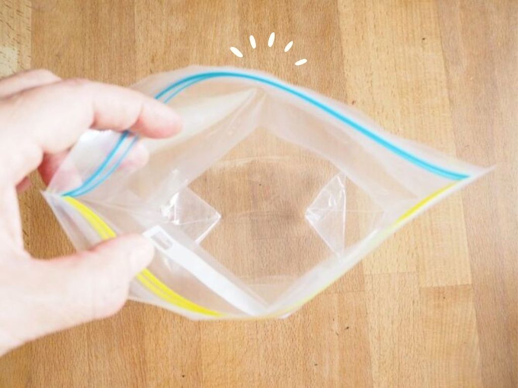 ジップ付き保存袋は『立てて』収納するのが便利。ちょっとの工夫で「マチ付き」にできます♪