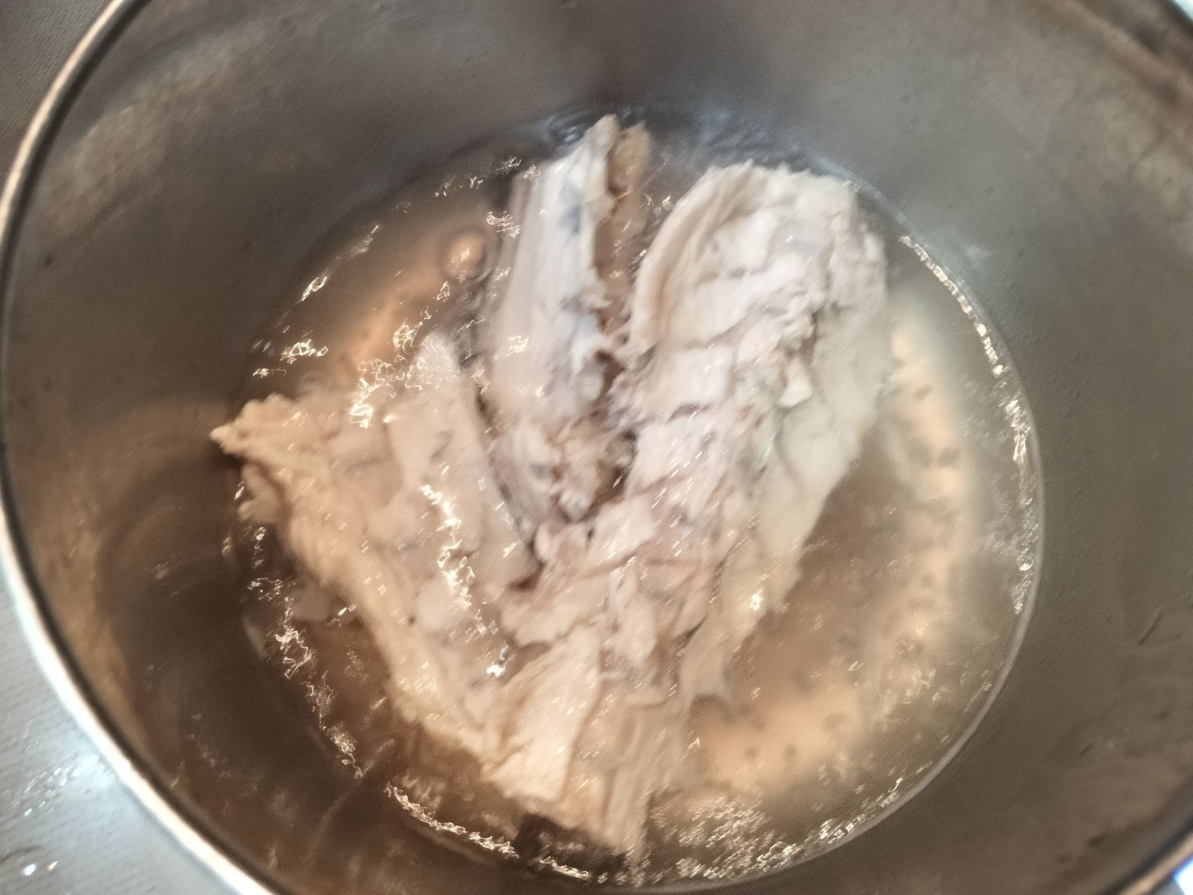 3.鍋にお湯を沸かす→骨（中落ち肉付き）を入れて、ひと煮立ちさせる→ザルにあけ、流水で優しく洗う※鍋も流水で綺麗に洗う→再度、鍋に湯こぼしした骨（中落ち肉付き）を入れる→適量の水を入れてひと煮立ちさせる→弱火で30分程煮る→濾す→骨に付いている中落ち肉を綺麗に取る　※中落ち肉に小さな骨等が混ざっていないか確認！