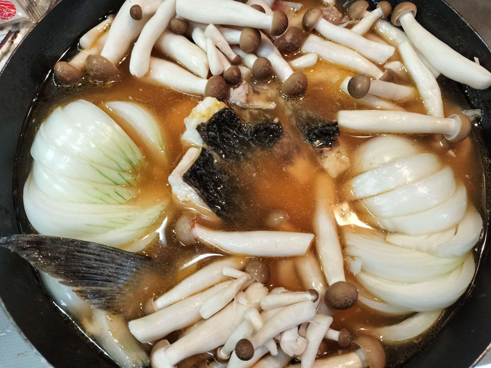 6.ブイヤベーススープを注ぎ入れる→新玉ねぎ・しめじを加え、ひと煮立ちさせる→弱火〜中火で10分程煮る→トマトを加えて5分程煮る