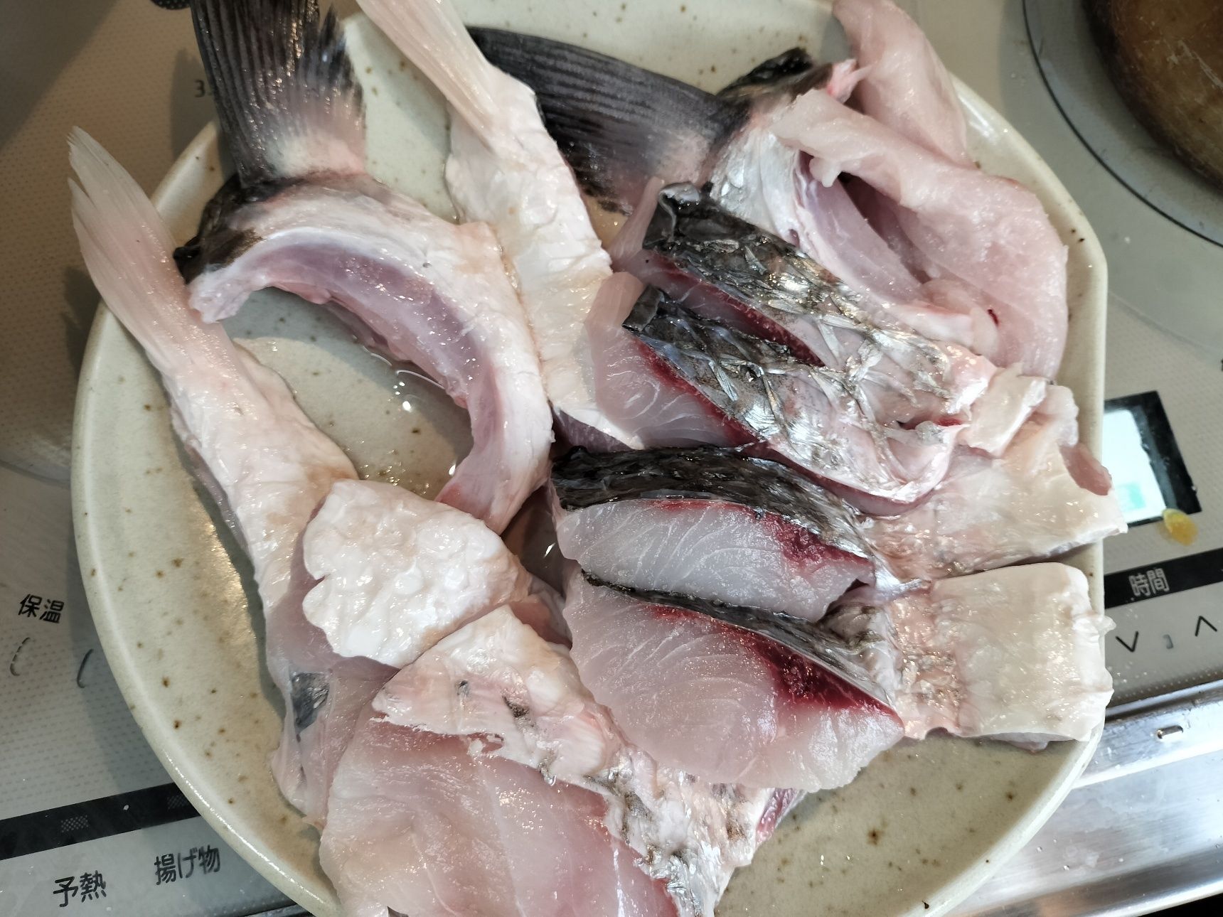 2.カマ周辺とヒレ周辺と身（4切れ程）に天然塩を振っておく（10分程）