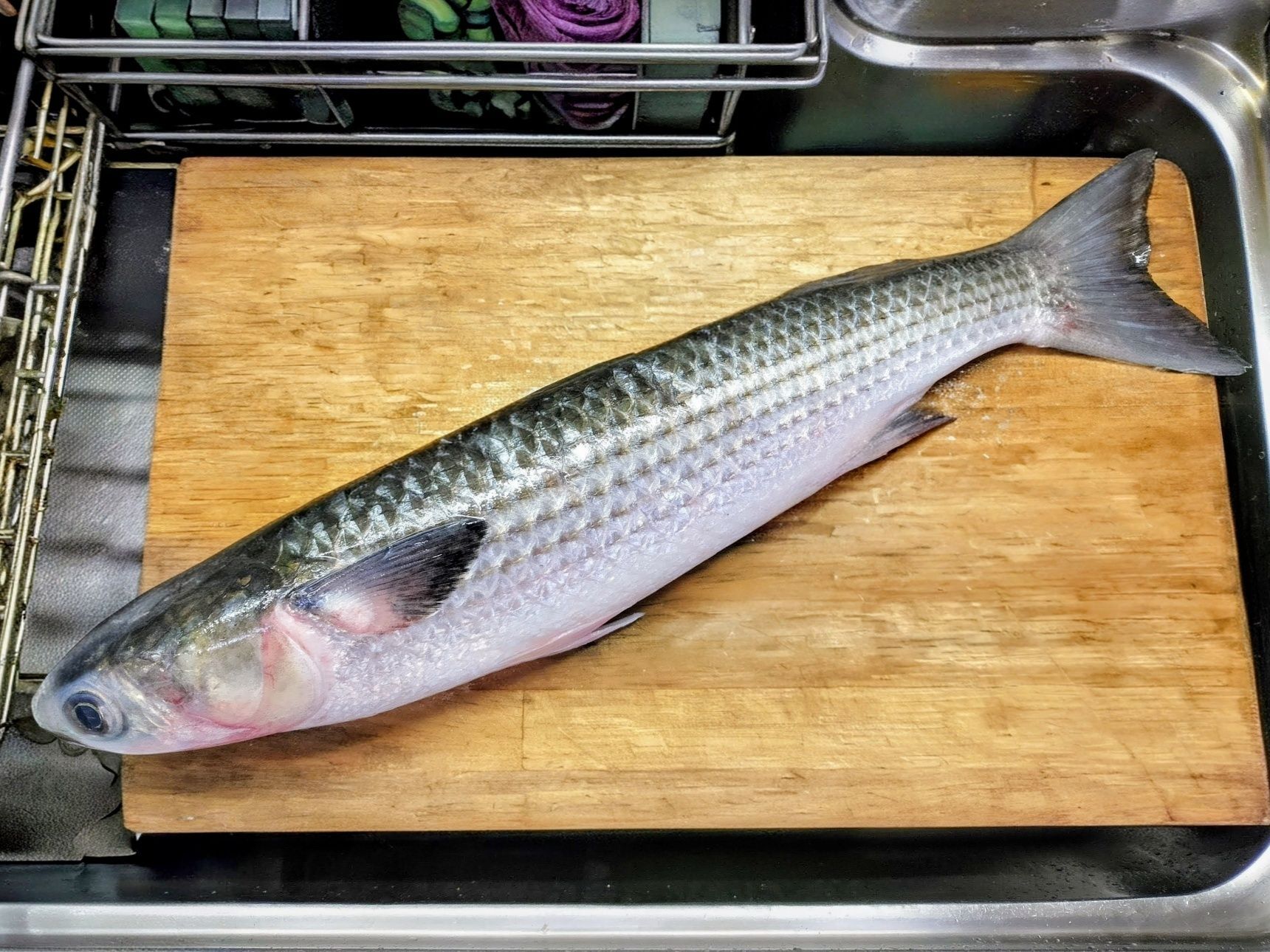 1.ボラを捌く（頭を切り落として、ウロコを取り除き、三枚おろし）→尾を切り落とし、骨は短く切る→流水で綺麗に洗う