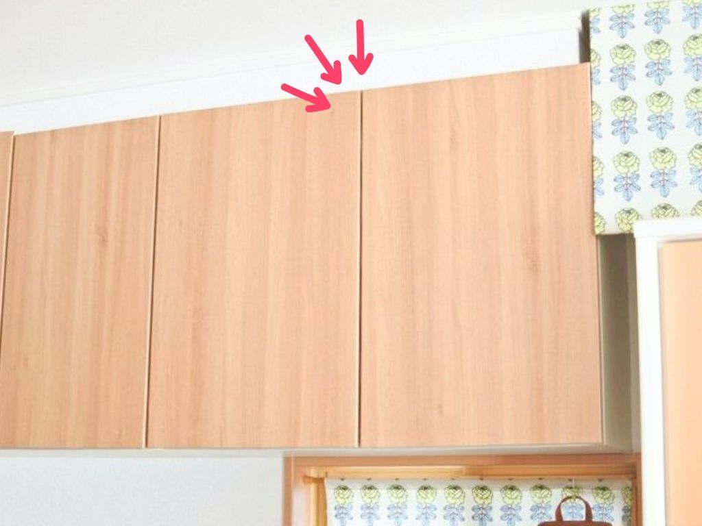 手が届きにくい…キッチンの『吊戸棚』収納アイデア。踏み台いらずで取り出しやすくなりました♪