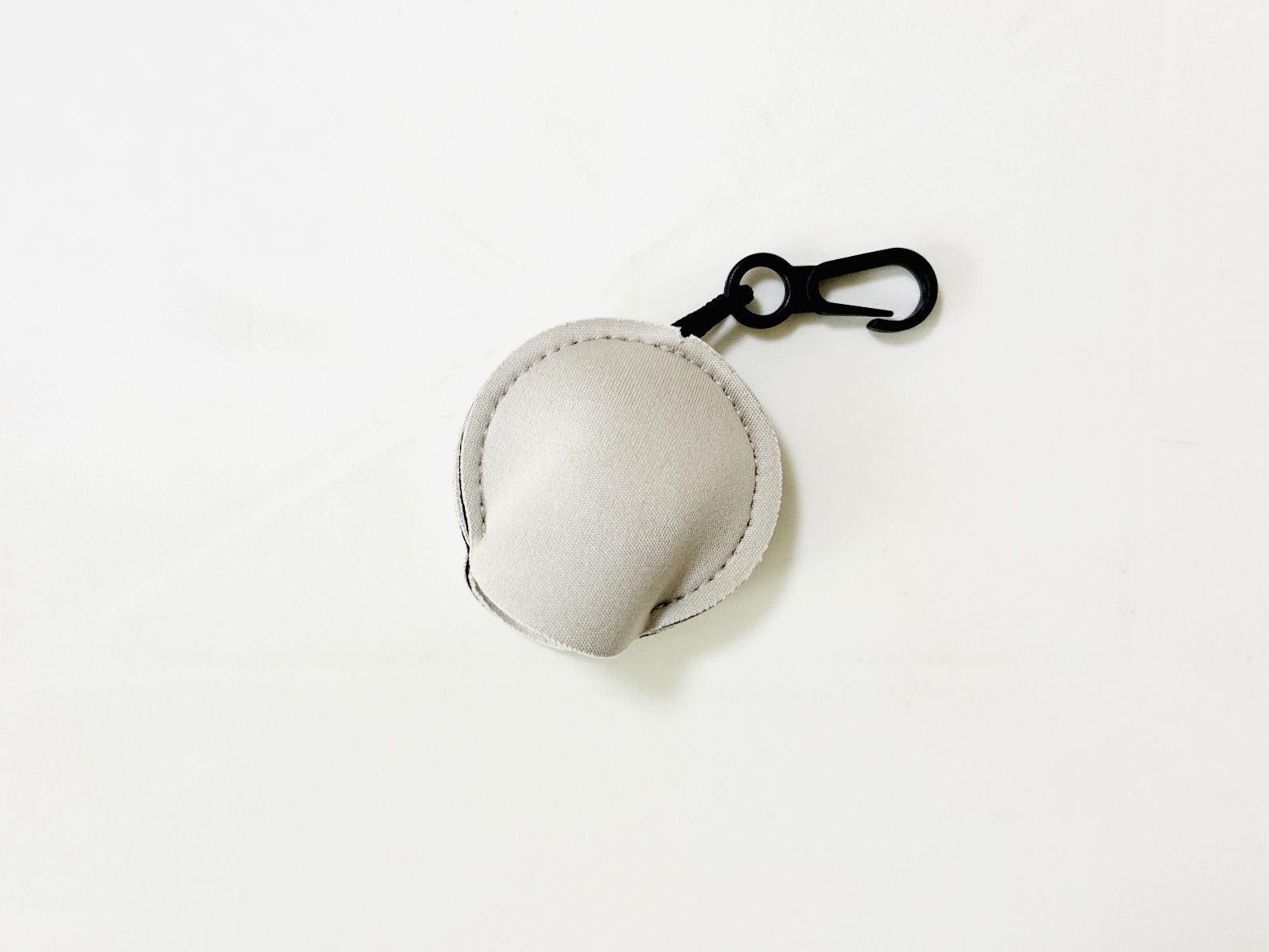 【セリア】“ナゾのキーホルダー”の中身を引っ張り出すと「まさかの便利グッズが登場！」これからのシーズンは特に大活躍♡