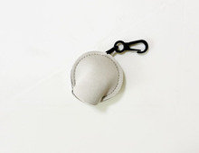 【セリア】“ナゾのキーホルダー”の中身を引っ張り出すと「まさかの便利グッズが登場！」これからのシーズンは特に大活躍♡