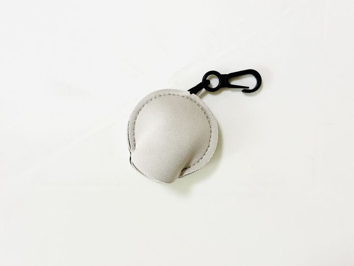 【セリア】“ナゾのキーホルダー”の中身を引っ張り出すと「まさかの便利グッズが登場!」これからのシーズンは特に大活躍♡