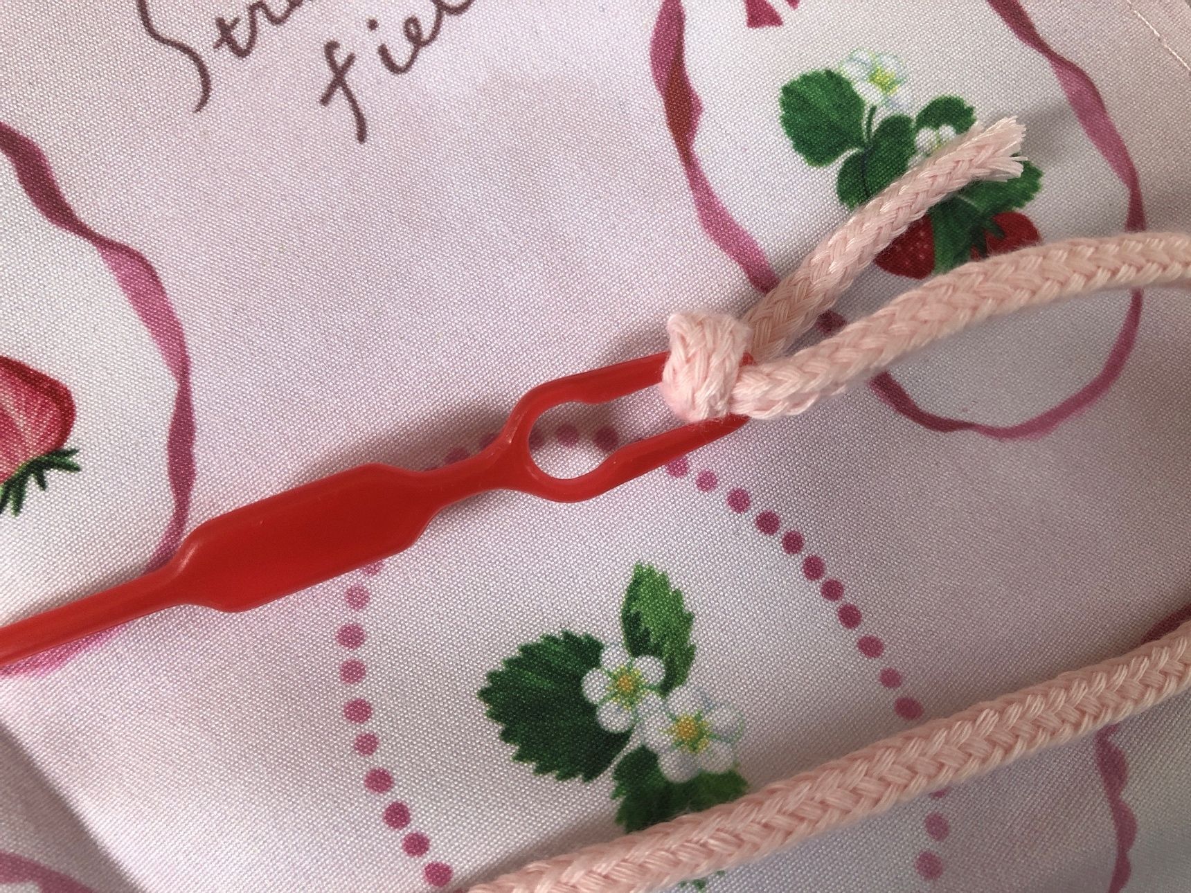 軽く引っ張ります