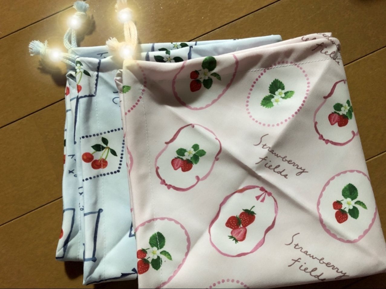 紐を通して、ループエンドをつけ紐の端と端を結びます