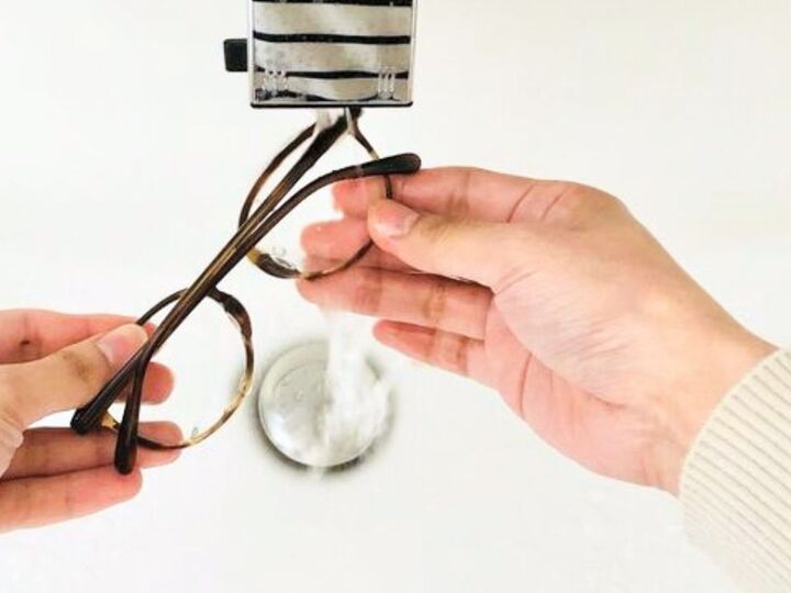 お湯で洗っちゃダメ!?意外と知らない【メガネのお手入れ】NG行動。レンズを傷めているかも…!