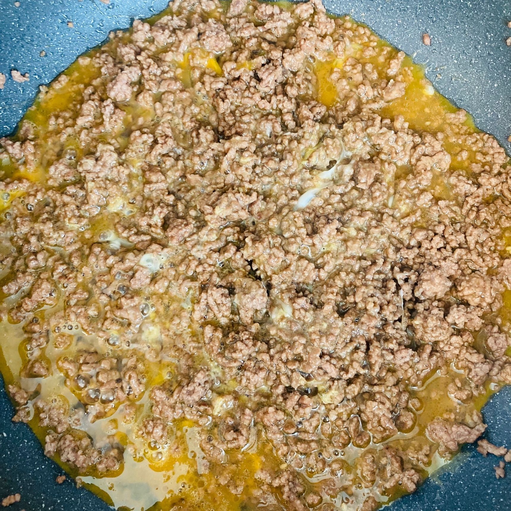 ④①を入れてかき混ぜながらそぼろ状になるまで炒めます