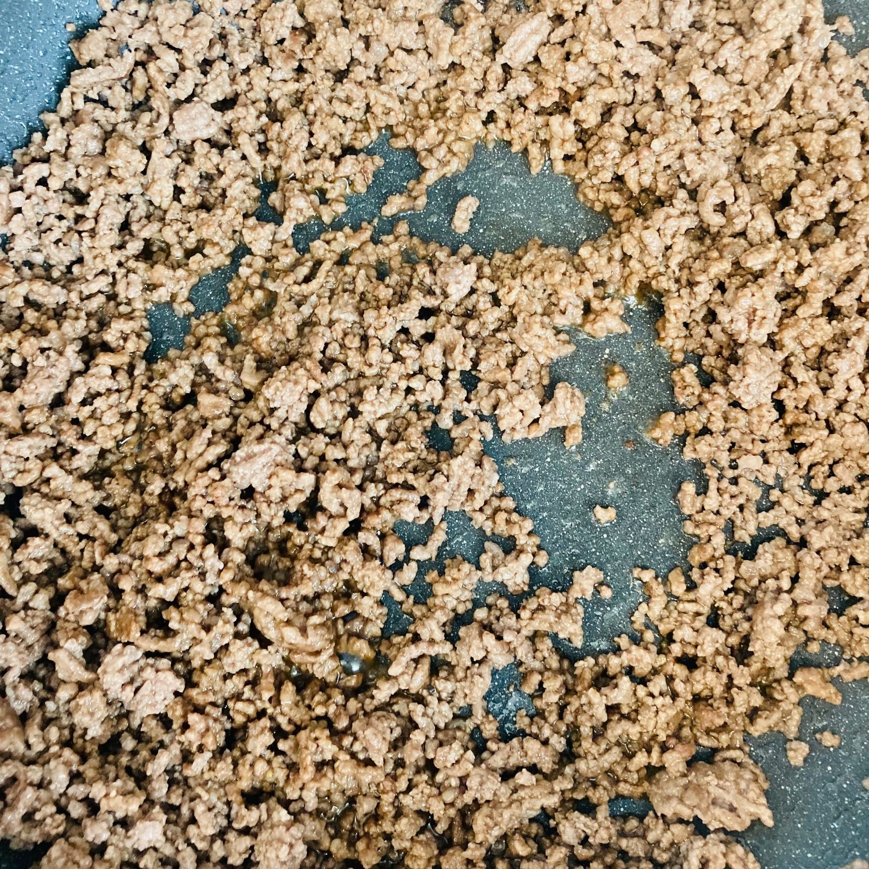 ③焼き肉のたれ大さじ3を入れて絡ませながら炒めます