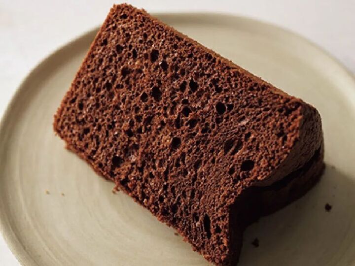 〈オイルなし〉ふわふわ「チョコレートシフォンケーキ」の作り方。濃厚なチョコレートの味と香りを楽しめますよ♪