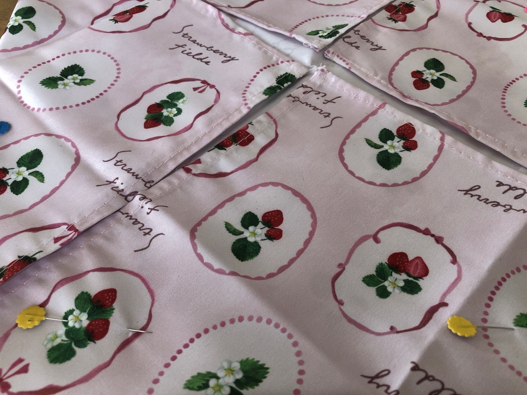 ランチクロスを真ん中に向かって折り、まち針で留めたらぐるっと一周縫います