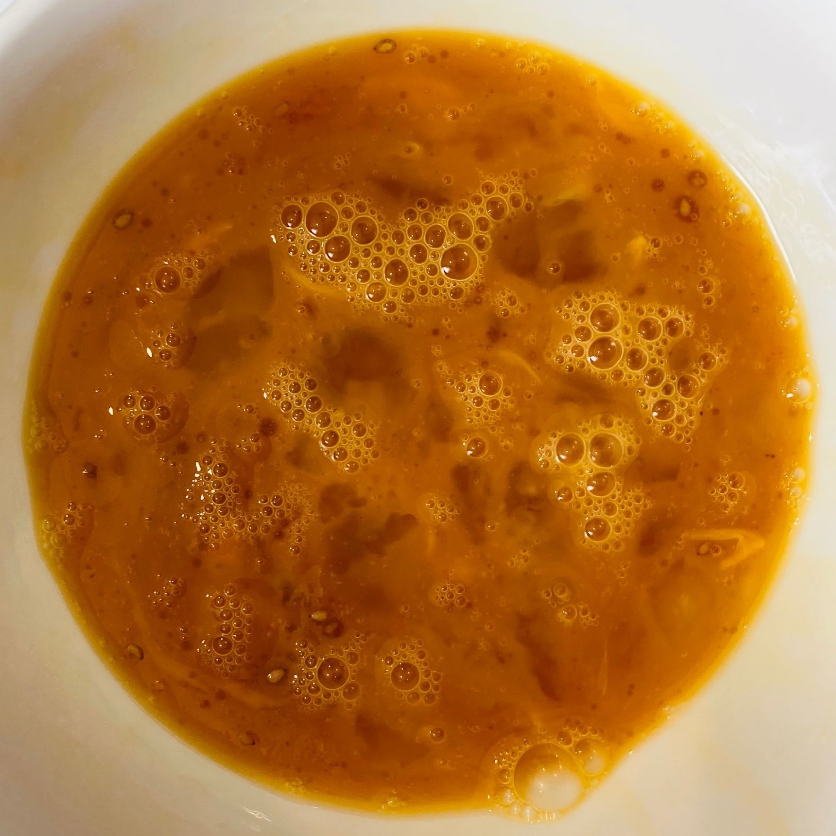 ①卵を割ほぐし、焼き肉のたれ大さじ1を入れて混ぜ合わせます。