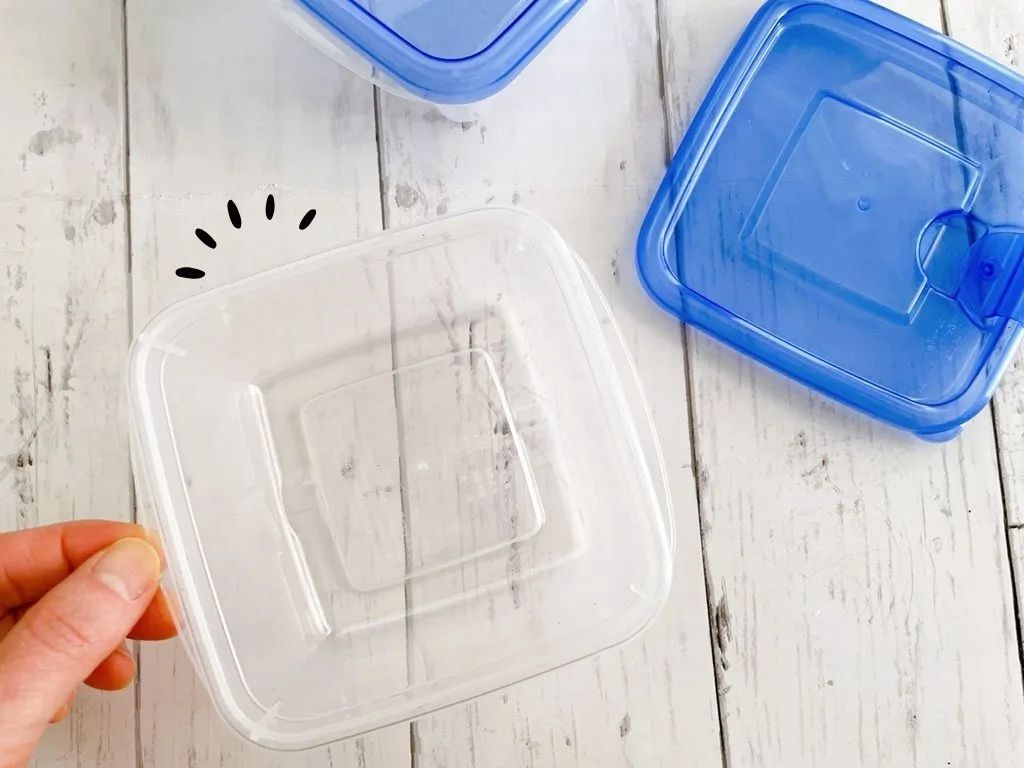 なかなか取れないタッパーのニオイを一発消臭！家庭にあるモノで簡単にできますよ♪