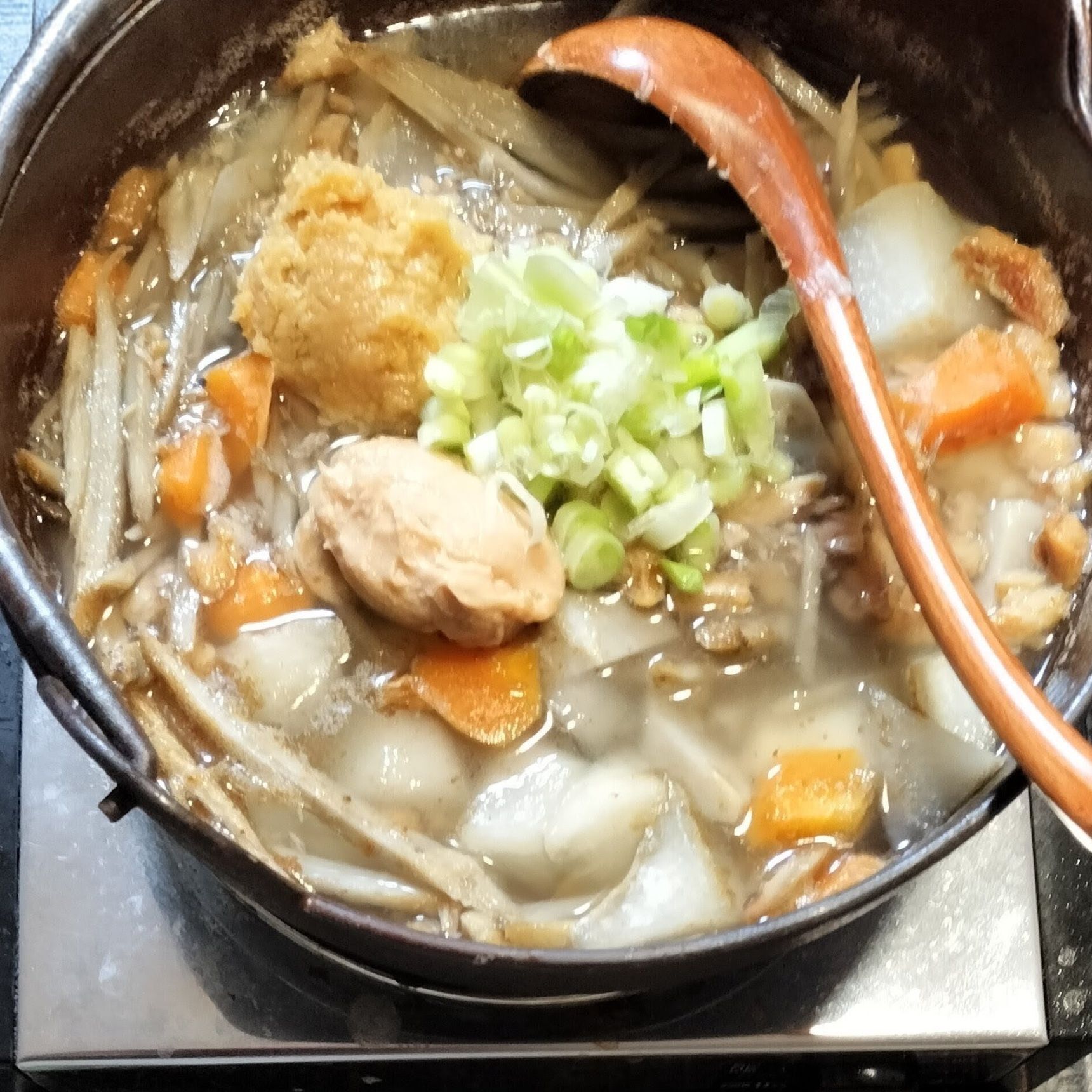 2. お鍋に材料▲をのせる→熱々の鉄鍋を食卓へ〜！