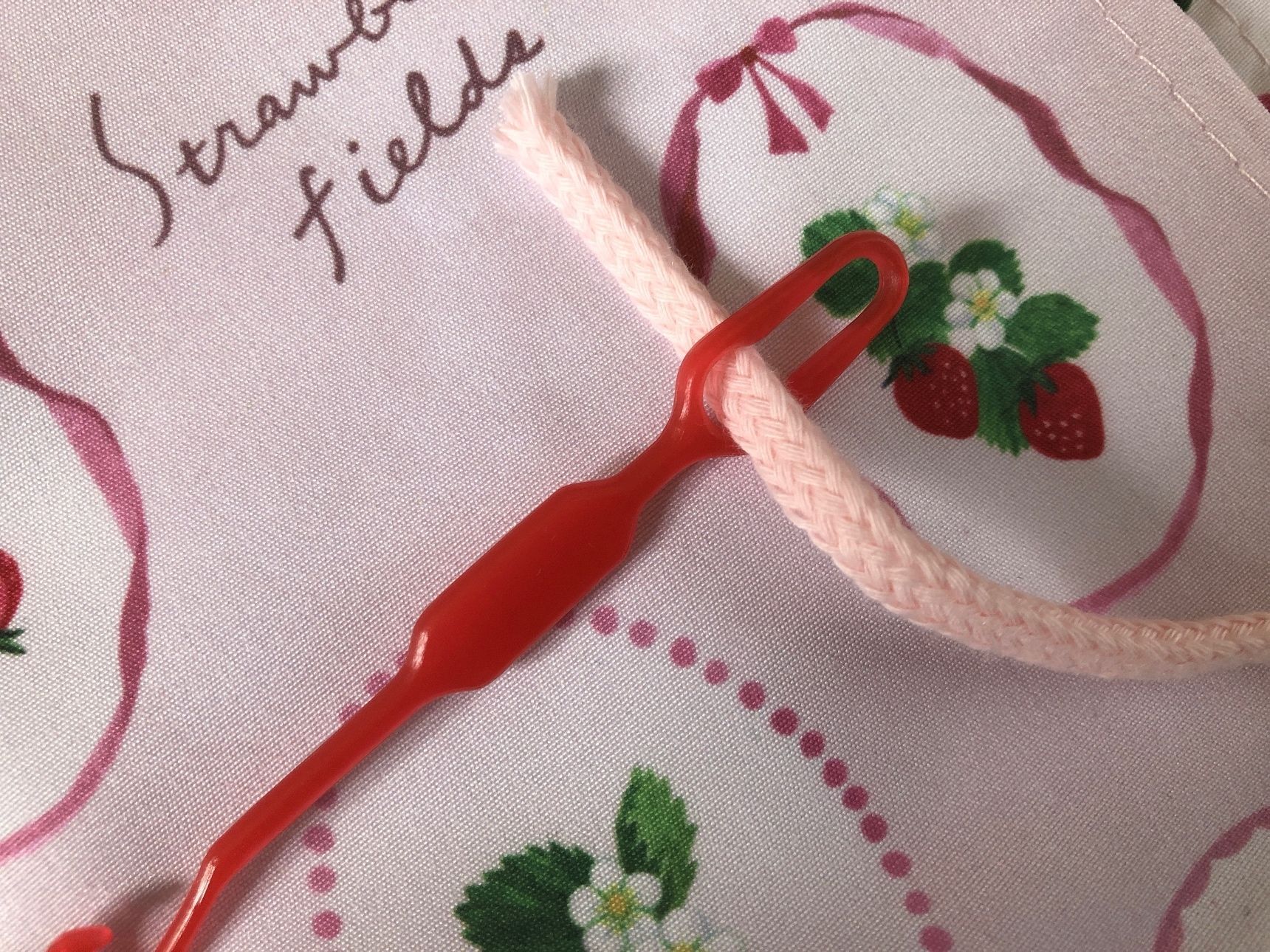 縫えたら糸処理をし、紐通しに紐を通します