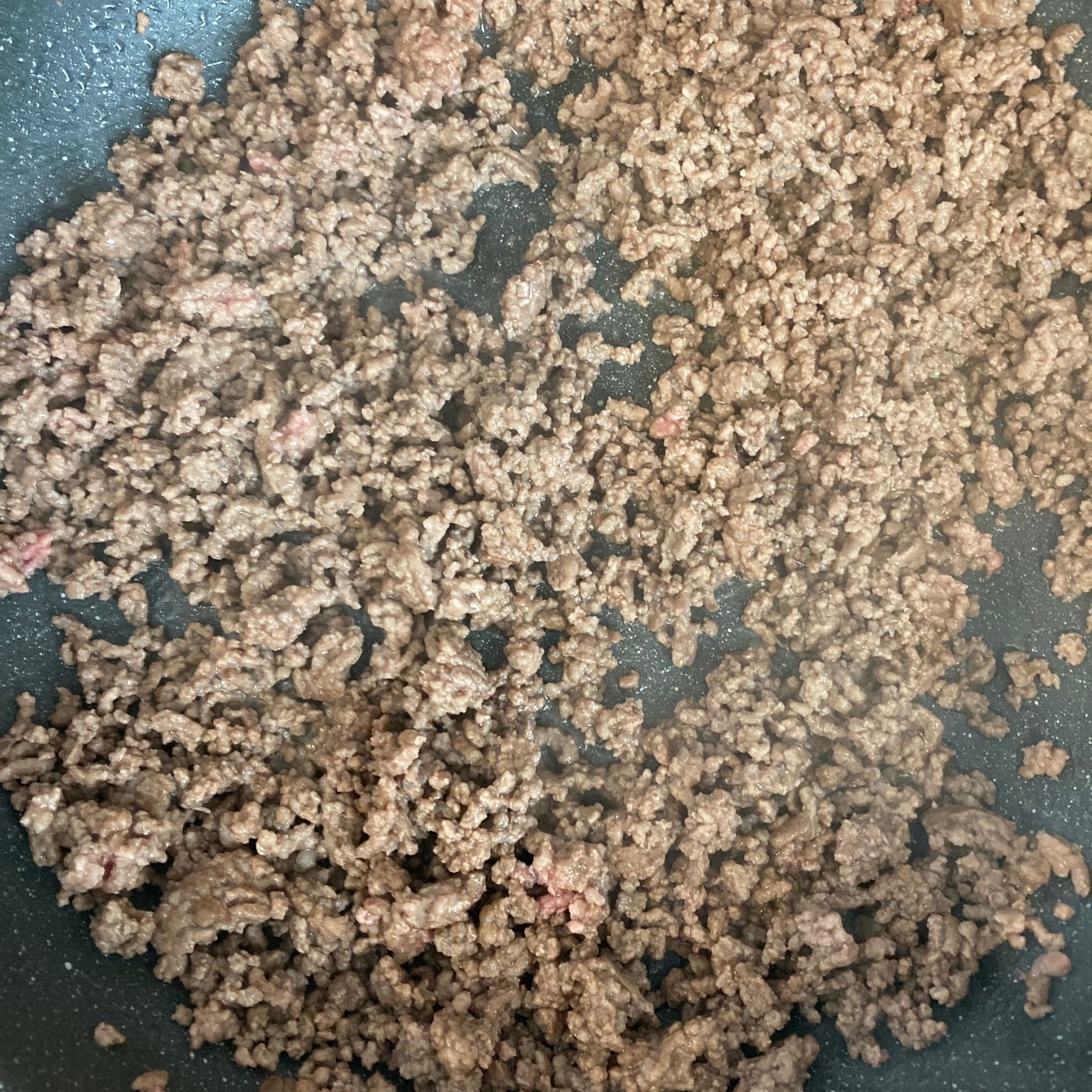 ②フライパンで挽き肉を炒めます