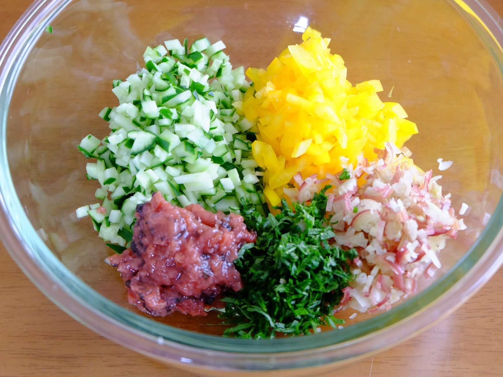 具材を刻んで下準備する