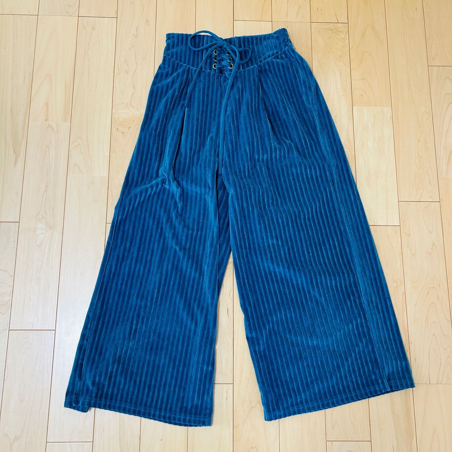 ③ビビットなカラーのワイドパンツ