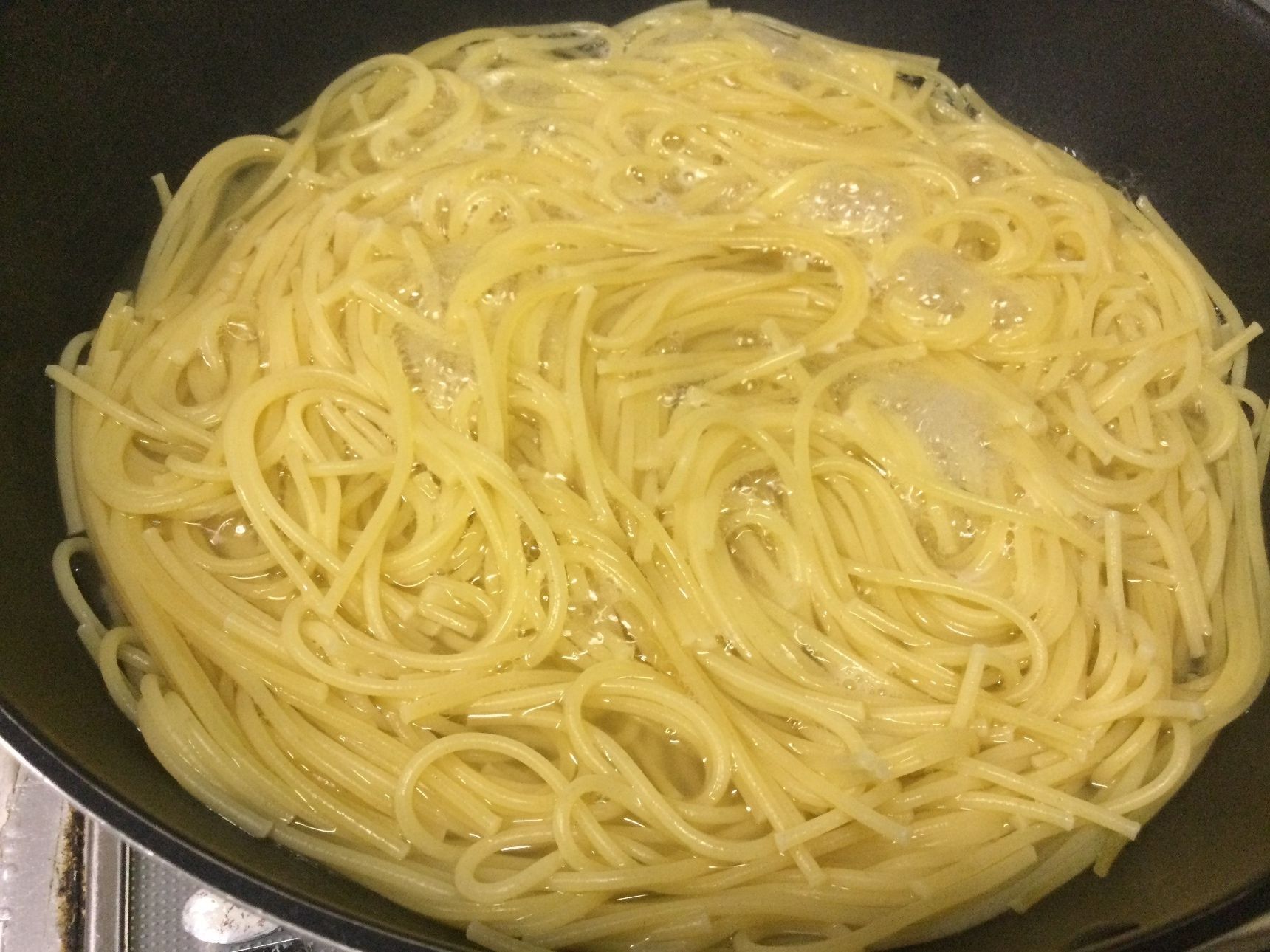 パスタを茹でます。