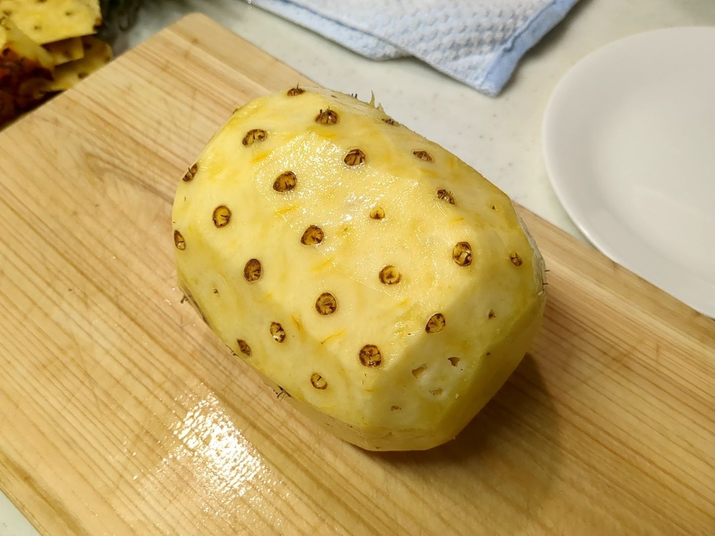 葉とお尻の部分を切り落とし、皮をざっと剥きます