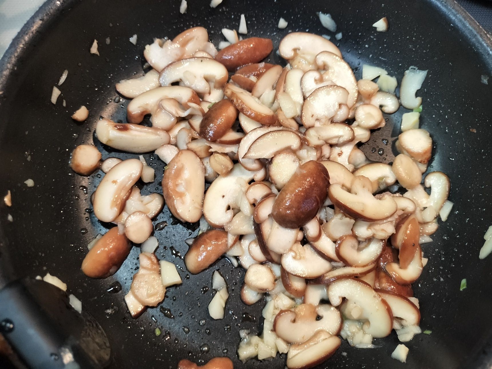 1.フライパンに、オリーブオイルとにんにくを入れて中火にかける→にんにくの香りが出てきたら、椎茸と天然塩を入れて炒める