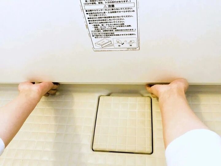 浴槽の『エプロン』外せるって知ってた?気になる内側をのぞいてみたら…→即、掃除します!