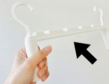 【セリア】まさに今、入手しておきたい！ナゾの〈取っ手付きハンガー〉がギチギチクローゼットの救世主なんです♪