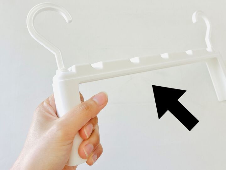 【セリア】まさに今、入手しておきたい!ナゾの〈取っ手付きハンガー〉がギチギチクローゼットの救世主なんです♪