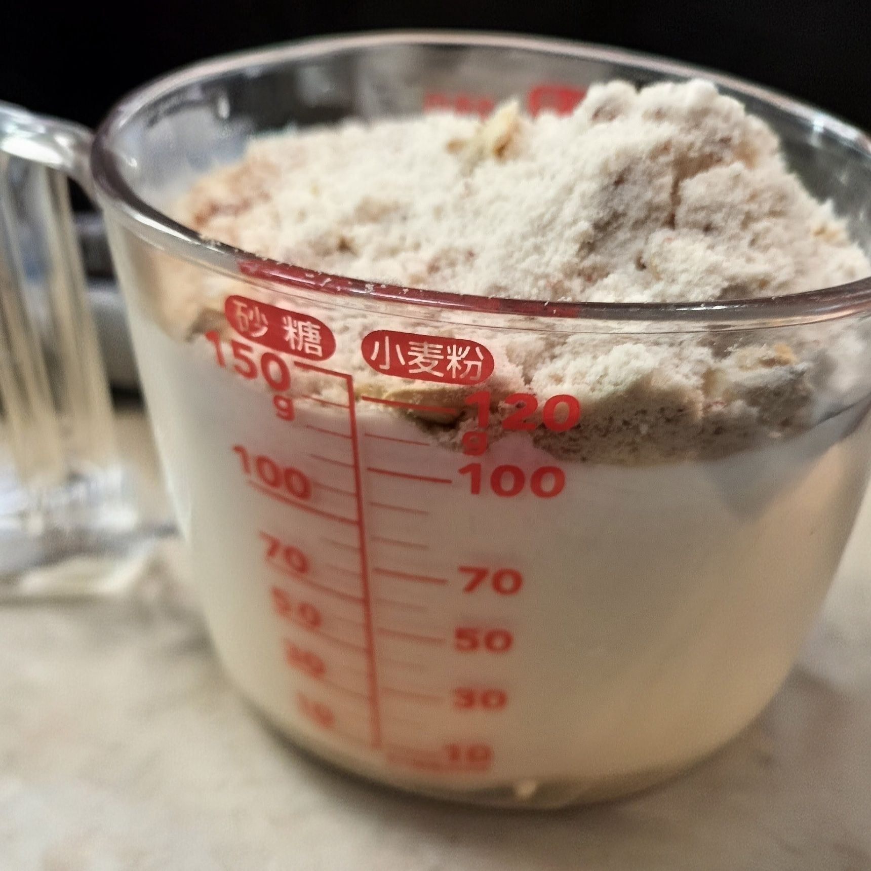 2.軽量カップに、牛乳とパスタソース（粉末2種）を入れる→しっかりと混ぜる