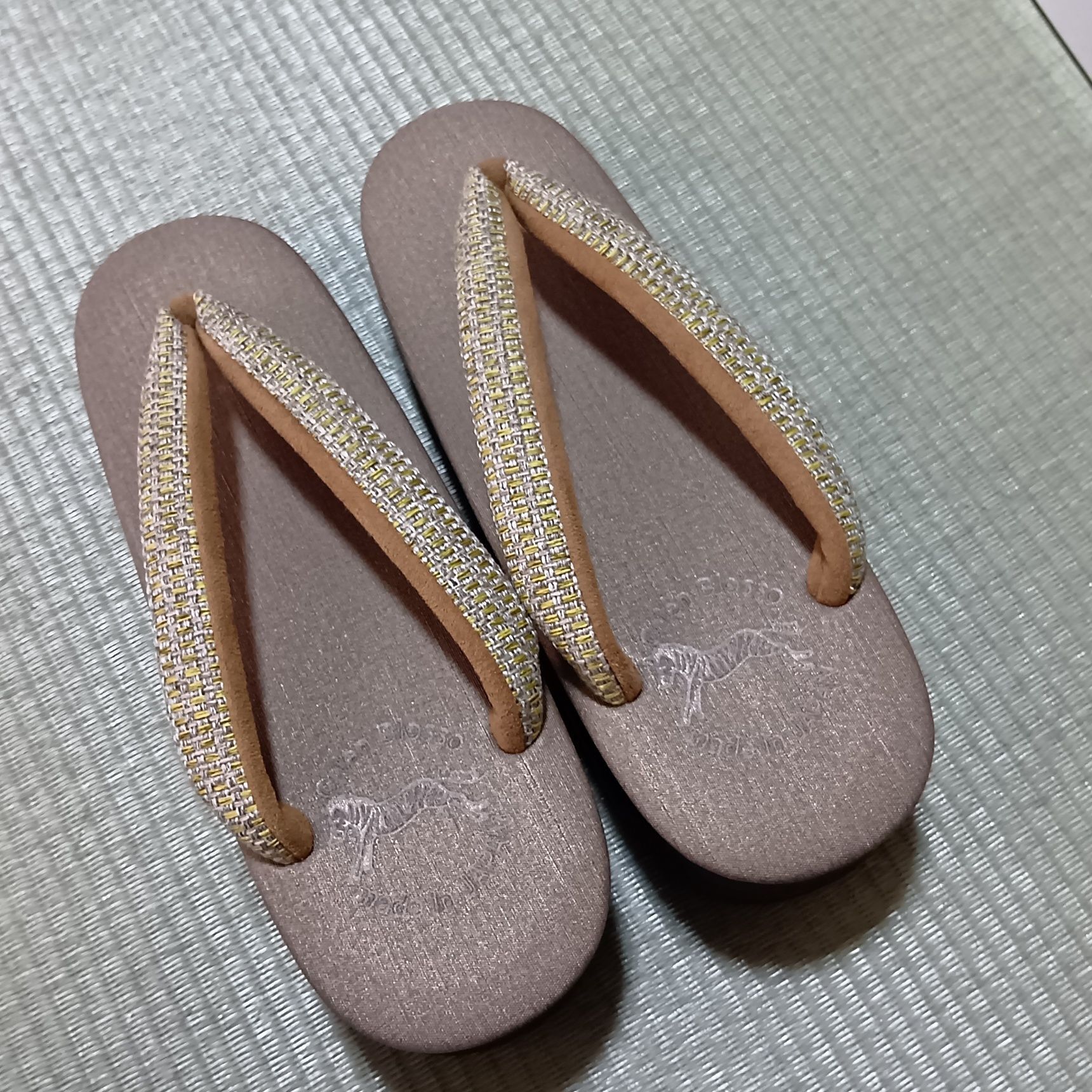 この日、船場センタービル内の他のショップで、小紋などカジュアルな着物にも合わせやすい草履も購入しました。画像は、そのときに選んだ「カレンブロッソ」の草履です