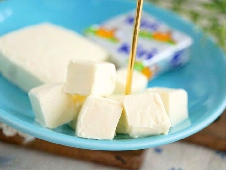 包丁を使わずに『クリームチーズ』をキレイにカットする方法。覚えておくと便利ですよ♪