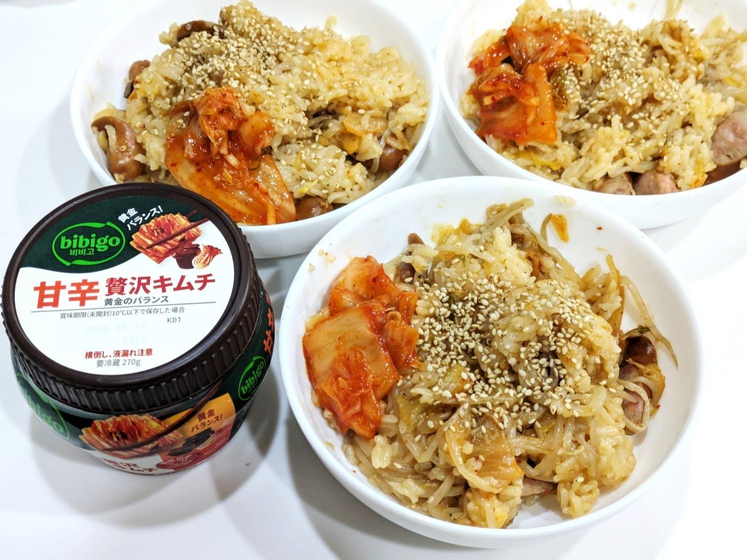 お好みでキムチと白ごまをトッピング