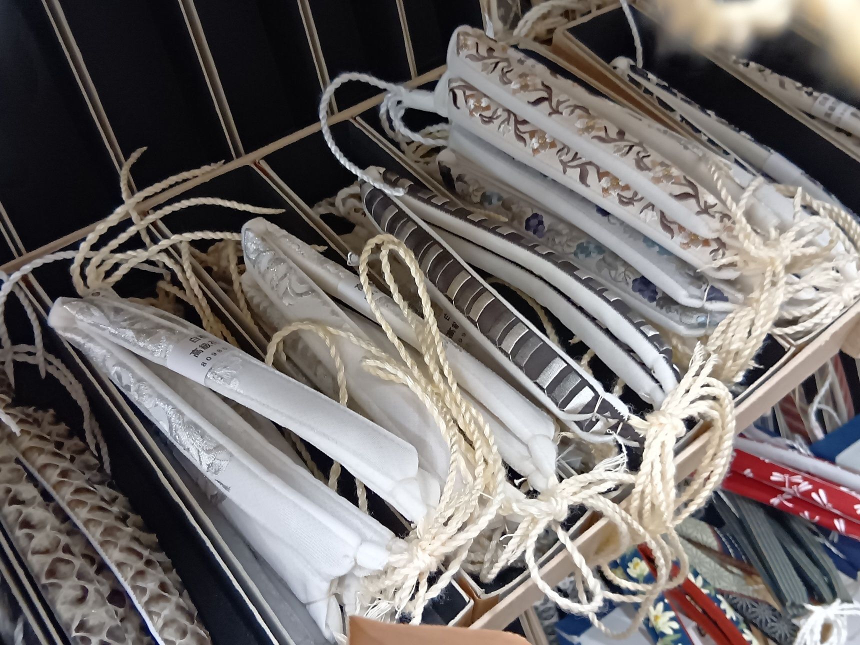 今回は、訪問着や色無地などの少しきちんとした装いに合わせるために、草履「キャメルクラッチ」を作ってみることにしました。フォーマルシーンでも使いやすい上品なタイプで、落ち着いた雰囲気の着物にもなじみやすい草履です