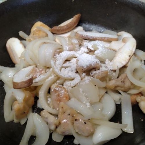 新玉ねぎとしいたけを加える