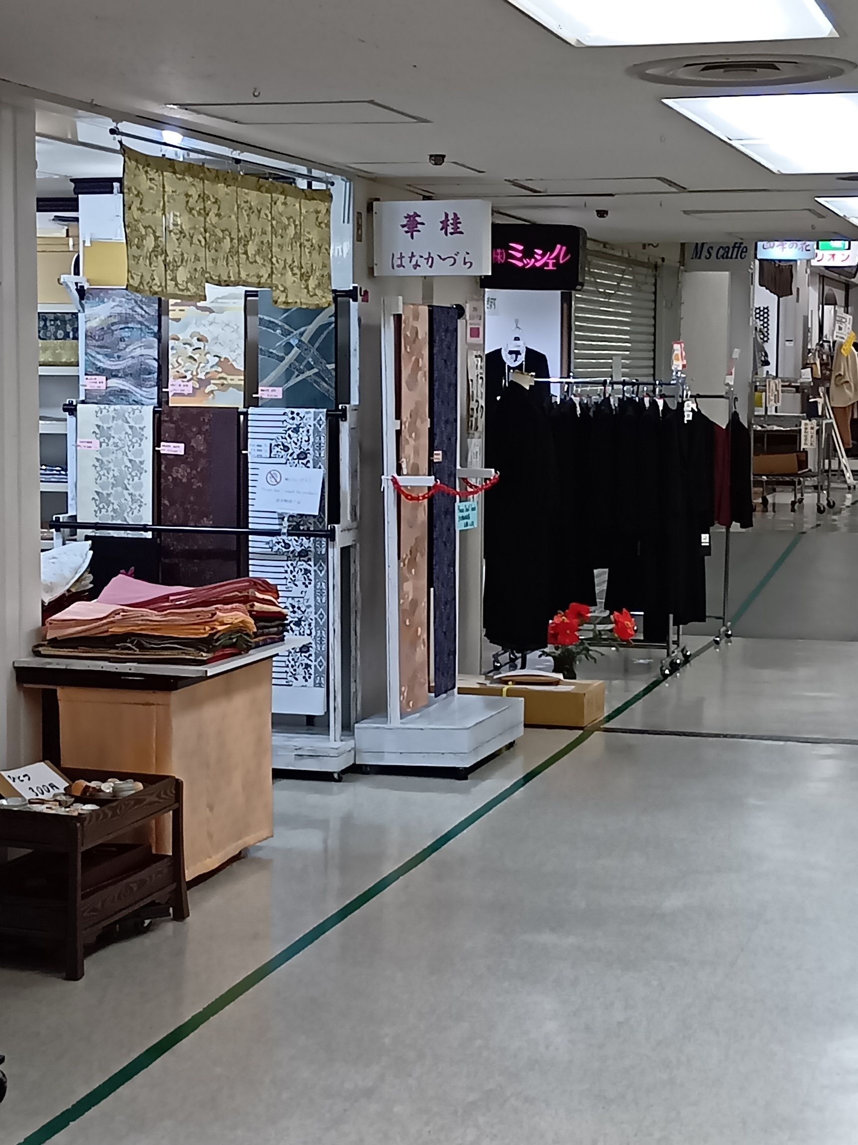 今回は、まだ袖を通していない小紋の着物を、実際に着られるようにコーディネートしてみたいと思い、船場センタービルへ足を運びました。