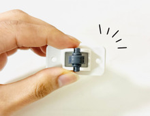 【セリア】小さくても“力持ちで働き者”コレな～んだ？貼り付けるだけで100均の収納ボックスが進化！