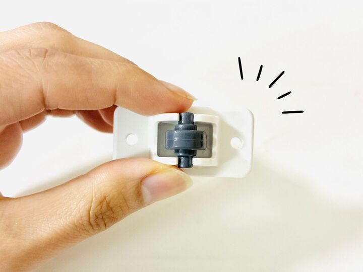 【セリア】小さくても“力持ちで働き者”コレな~んだ?貼り付けるだけで100均の収納ボックスが進化!