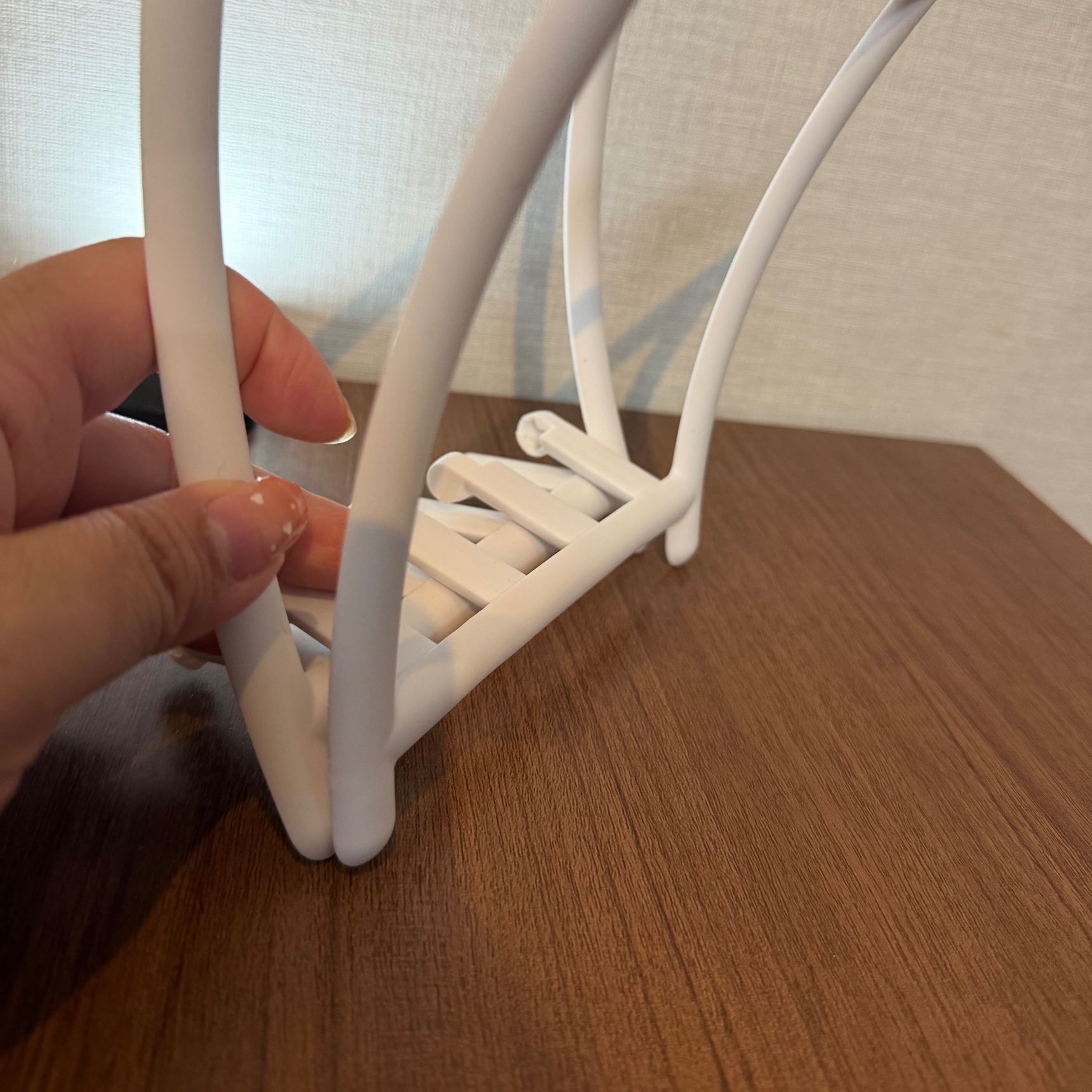 【セリア】ペラペラ書類も分厚い雑誌も倒れない！毎日使える「骨組みクリップ」が便利すぎた