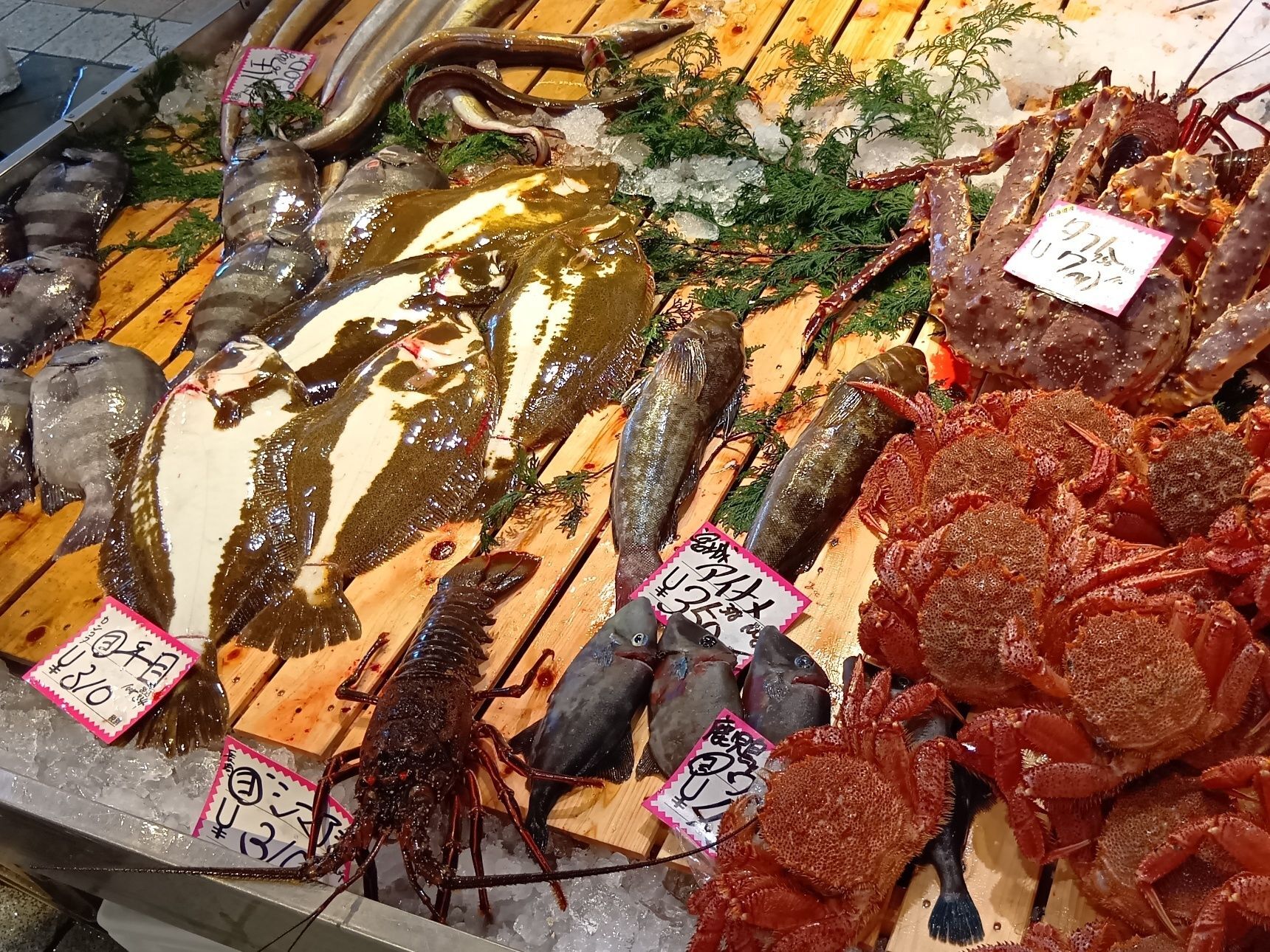 鮮度抜群の天然魚が手に入ります。ぜひ一度、足を運んで実際に見てみてくださいね。