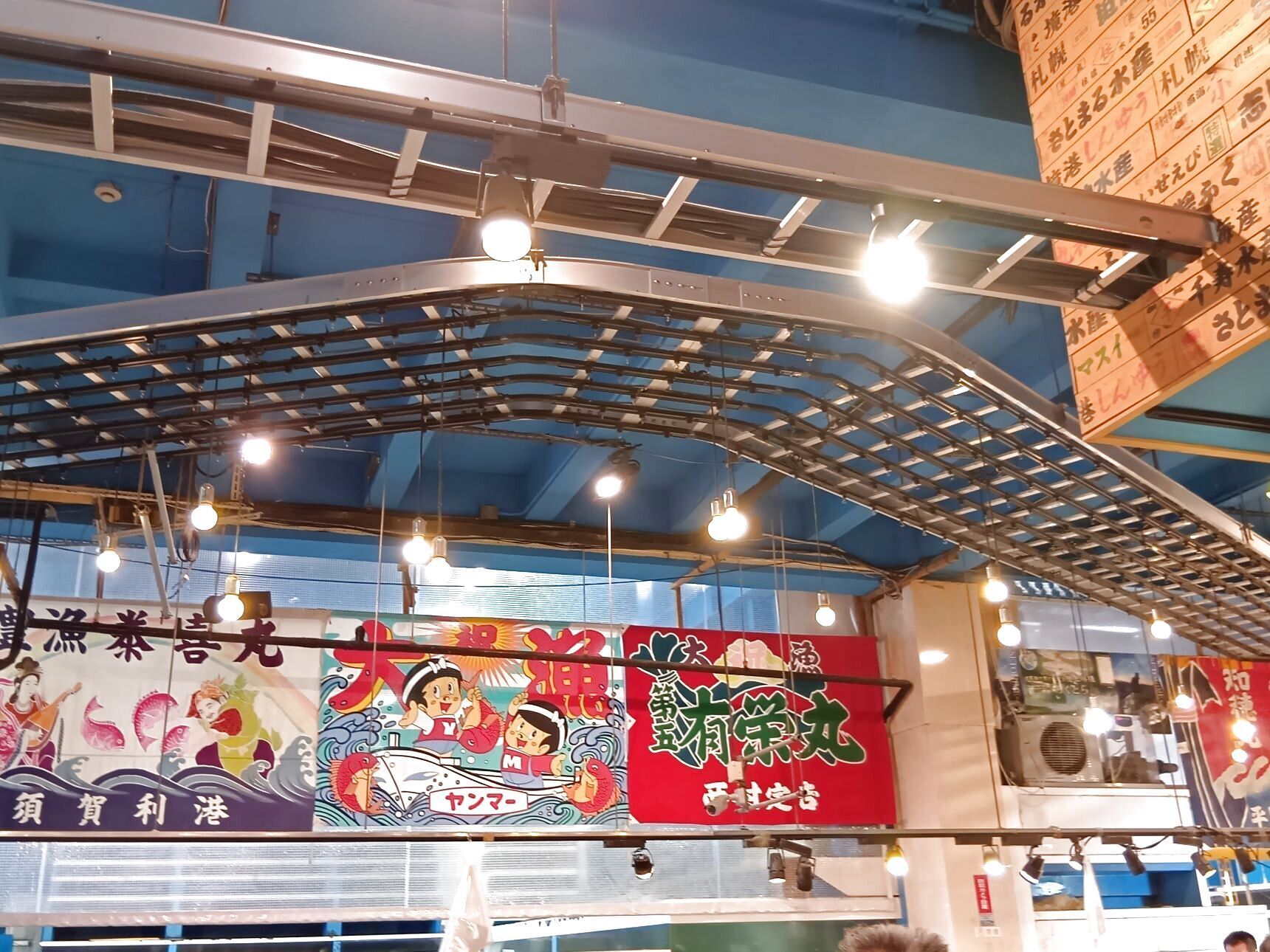 飲食店や料理人が仕入れに訪れるほどの高品質な食材を扱う、まさに“料理人のための魚のテーマパーク”のような存在！