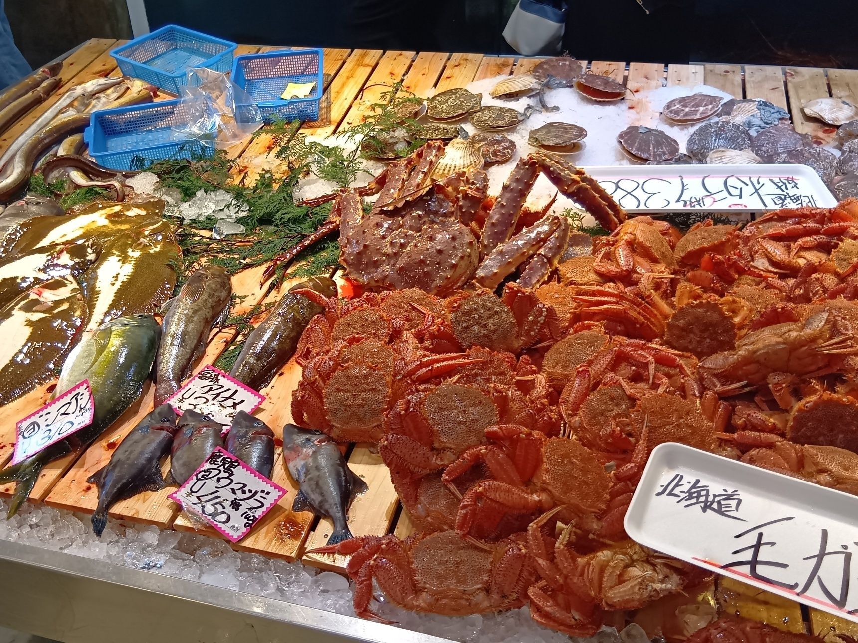 魚一匹まるごとの状態で販売されていることも多く、珍しい魚を見ることができるのも楽しいポイントです。天然魚もたくさん並んでいて、見ているだけでもワクワクします。