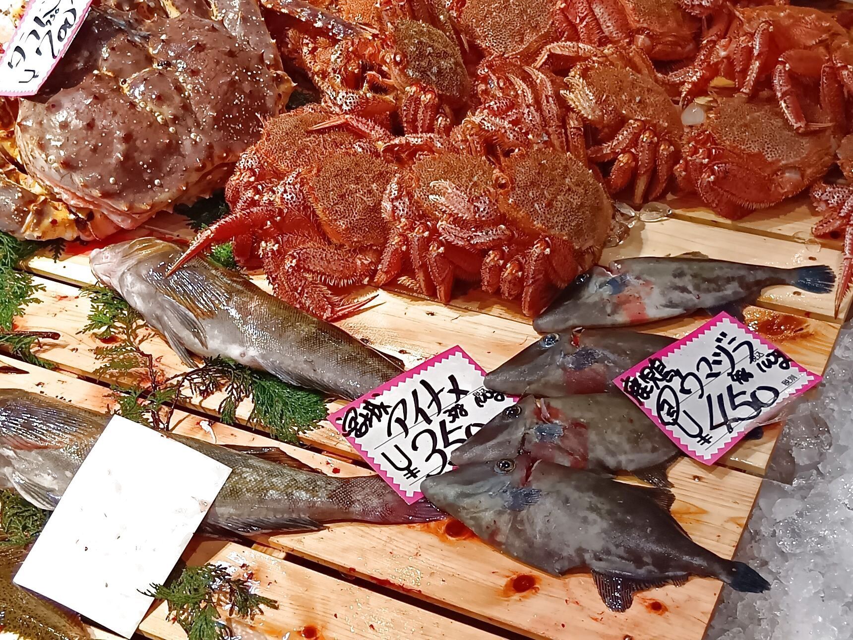 魚一匹まるごとの状態で販売されていることも多く、珍しい魚を見ることができるのも楽しいポイントです。天然魚もたくさん並んでいて、見ているだけでもワクワクします。