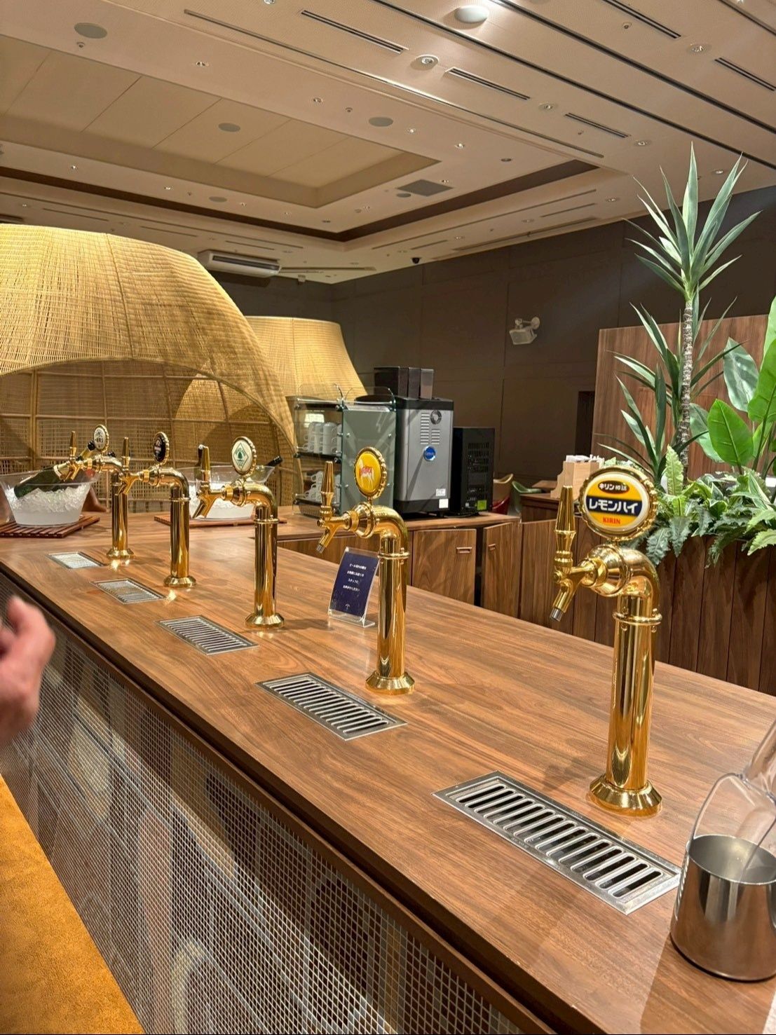 蛇口から生ビールやレモンハイ、黒ビールまで出て飲兵衛にはたまらないと思います。