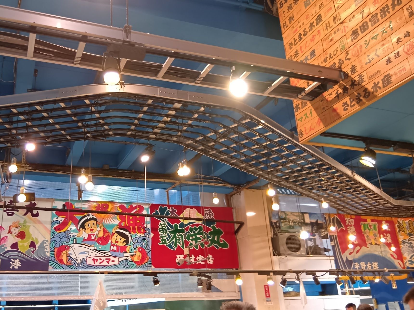 家族で魚を観察して購入できる、とっても楽しい空間なんです！