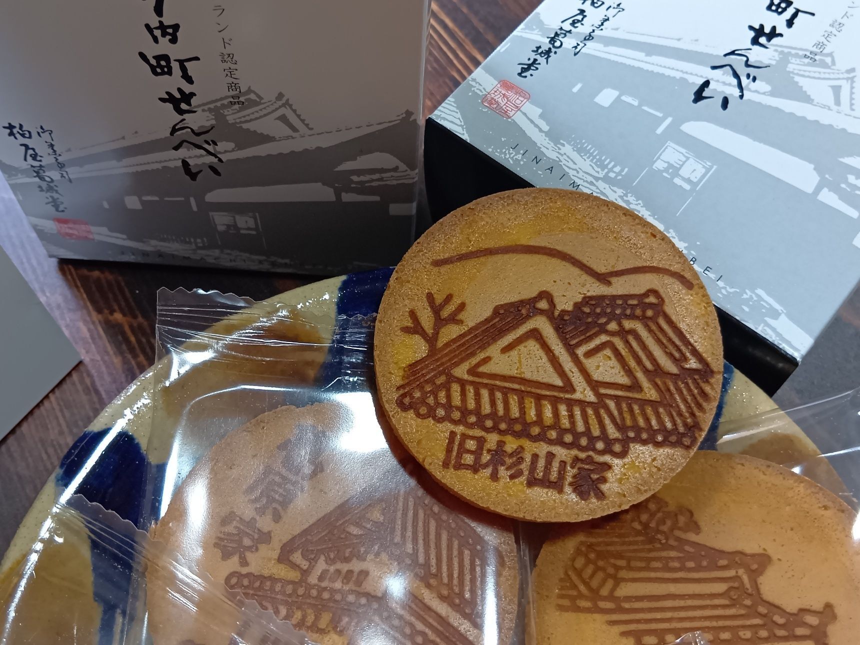 一枚ごとに違う絵柄が楽しい～！桜の季節に味わう寺内町せんべい