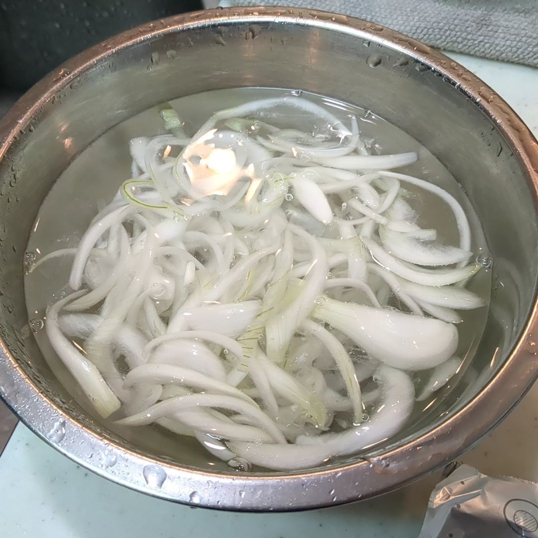 新玉ねぎを洗います