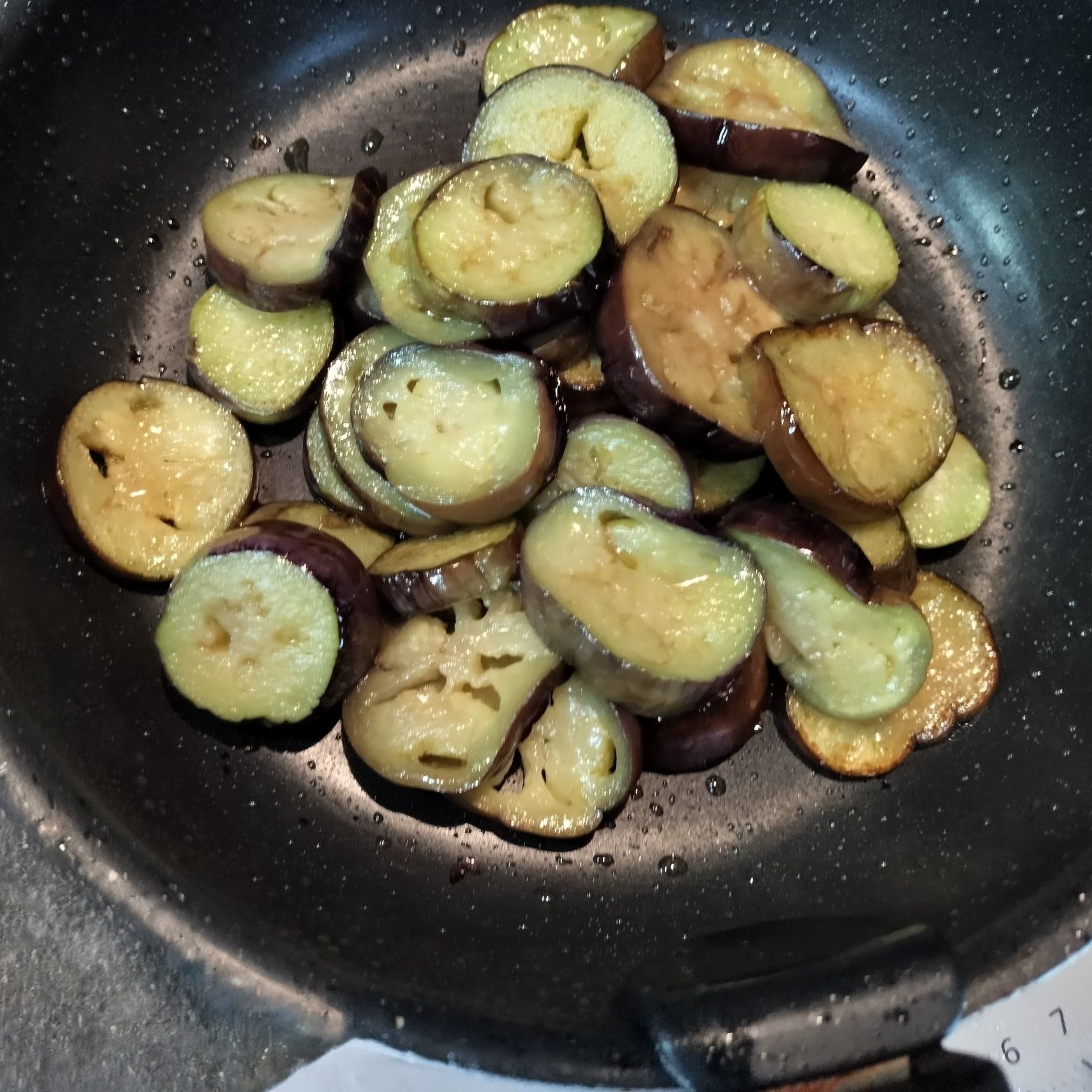 1. フライパンに、オリーブオイルを入れる→中火でナスを焼く（柔らかくなるまで）