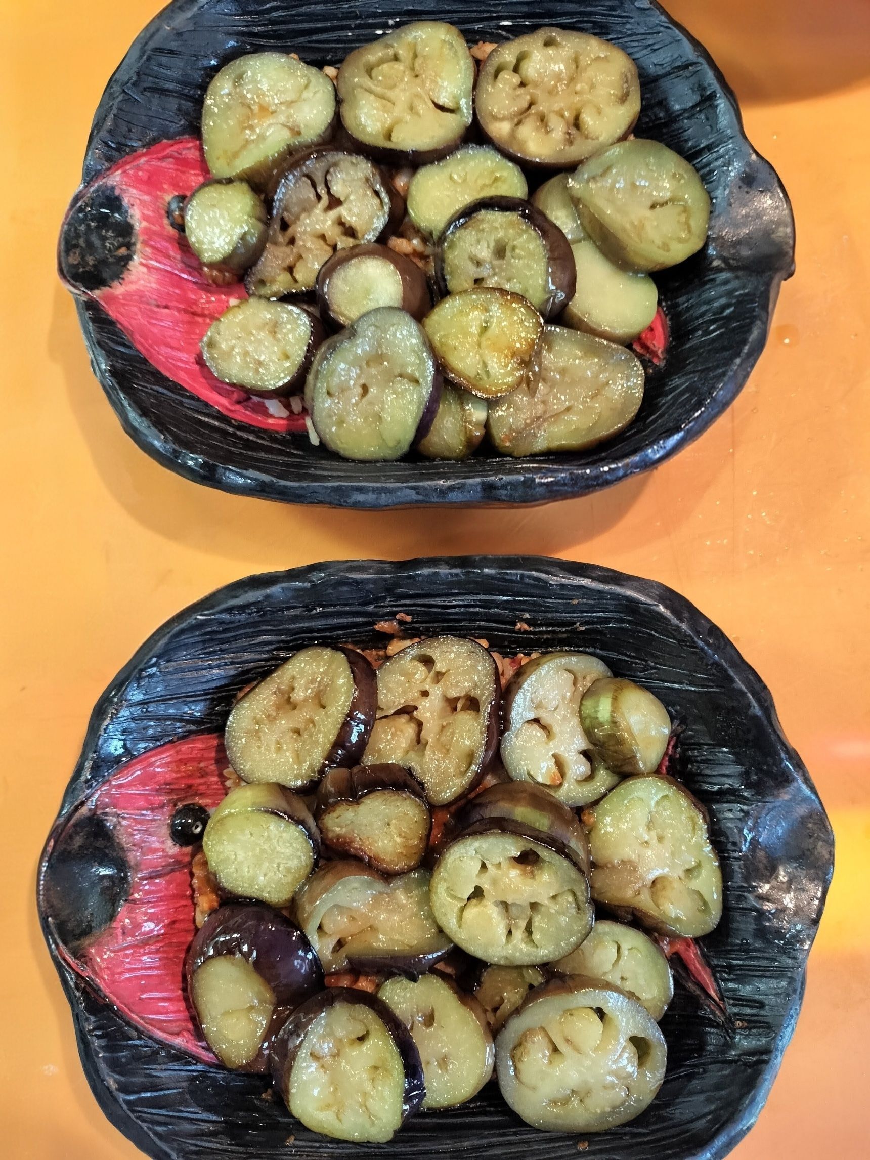 3. 焼いたナスの輪切りをのせる